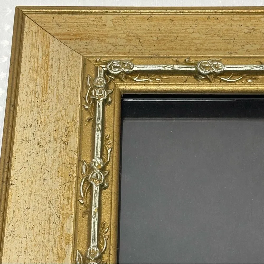 Unbranded frame holds